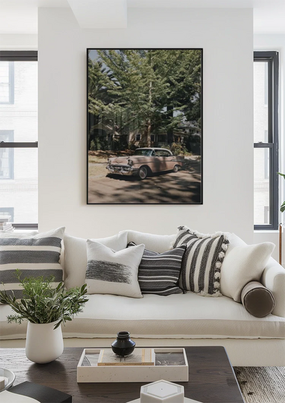 Roze Vintage Auto Onder Groene Bomen Zonnige Straat Schilderij