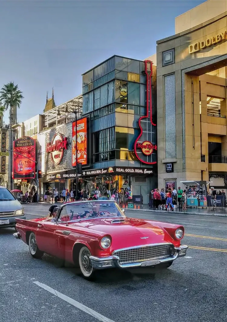 Rotes Oldtimer Las Vegas Strip Belebte Stadtstraße Retro Americana Gemälde