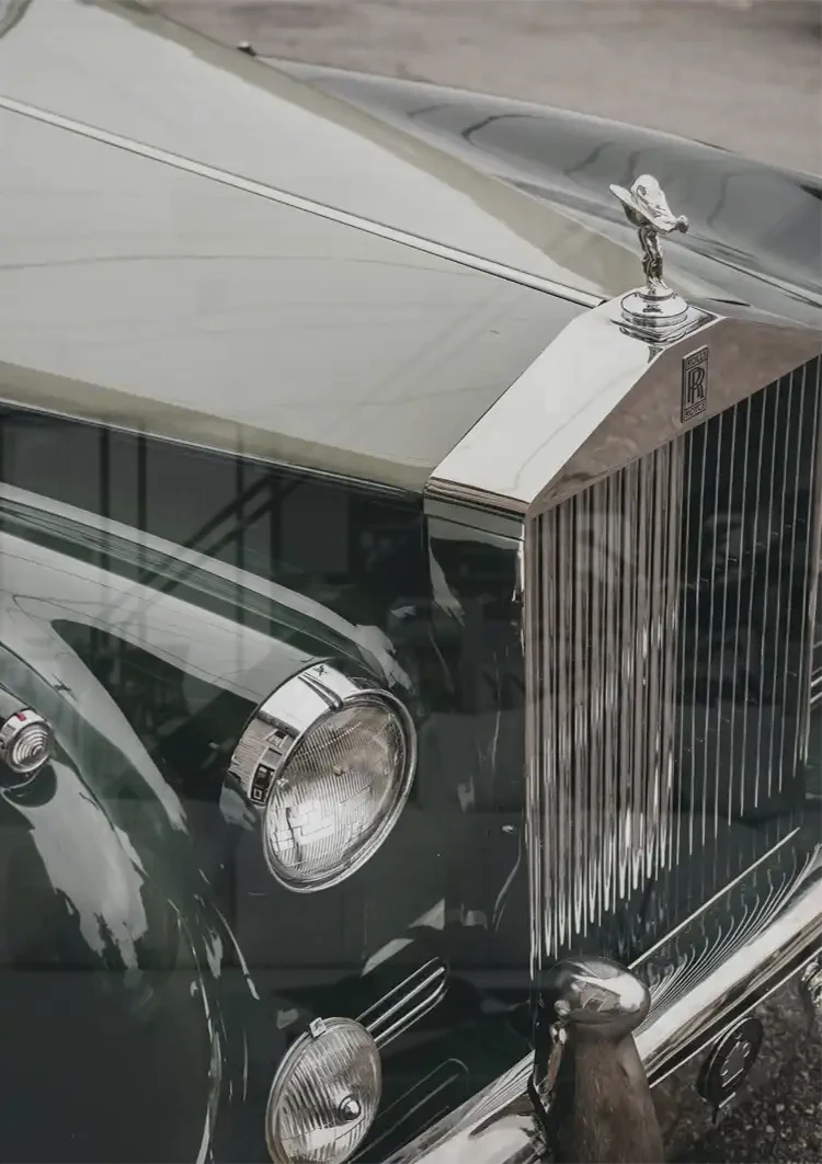 Rolls Royce Motorkap Close Up Donkergroen Chroom Spirit of Ecstasy Klassiek Schilderij