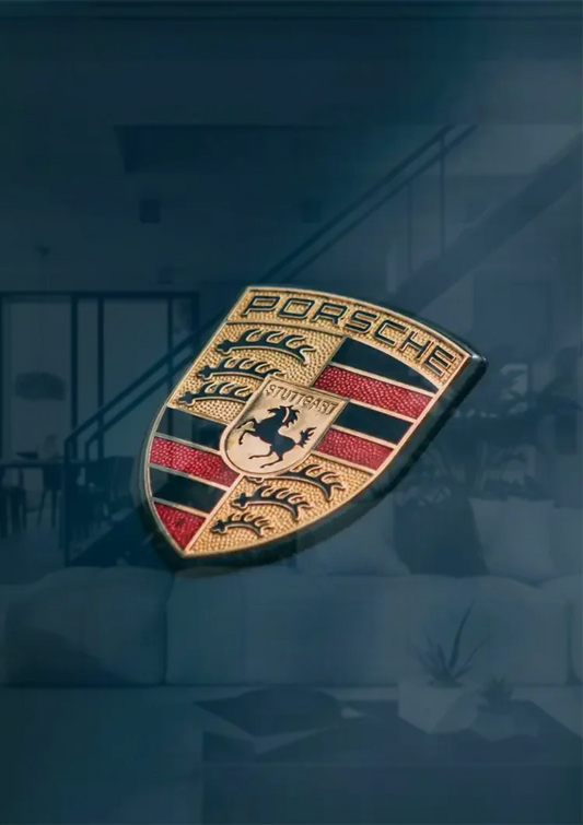 Gouden autologo op donkerblauw canvas schilderij aan de muur in de hal