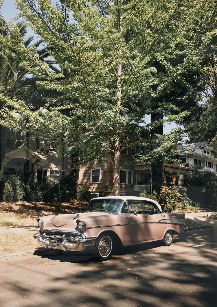 Roze Vintage Auto Onder Groene Bomen Zonnige Straat Schilderij