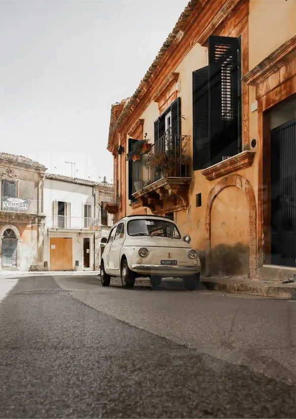 Weißer Vintage Fiat 500 Italienische Straße Terrakotta-Gebäude Gemälde