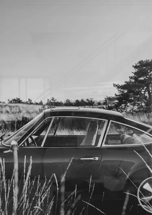 Klassieke auto canvas schilderij aan de muur boven het bed in de slaapkamer