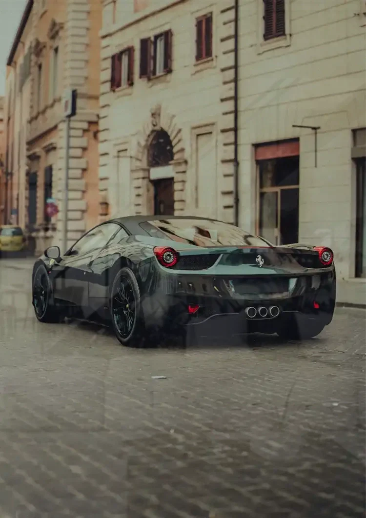 Schwarzer Ferrari 458 Alte Europäische Stadtstraße Kopfsteinpflaster Gemälde