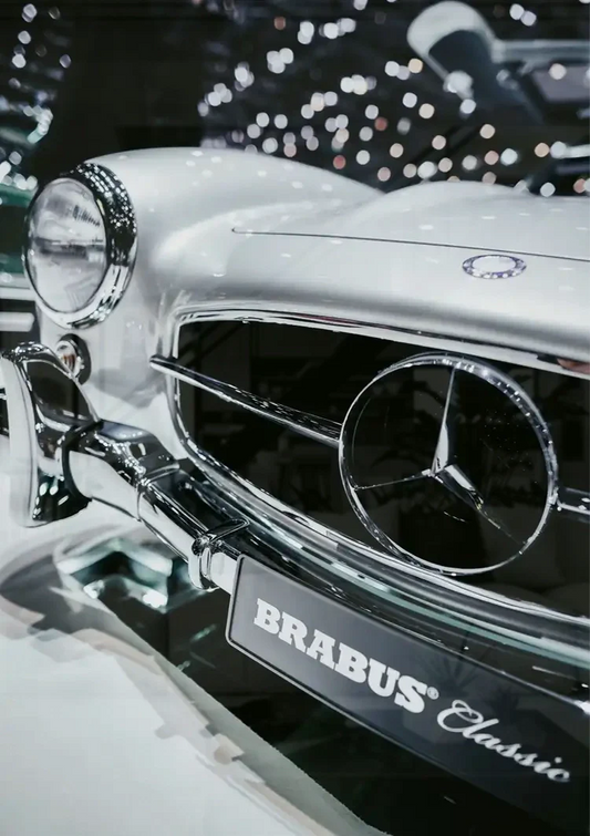Klassieke auto met chromen grille canvas schilderij boven het bed in de slaapkamer
