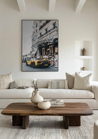Gelber Lamborghini SVJ Luxushotel Stadtstraße Gemälde