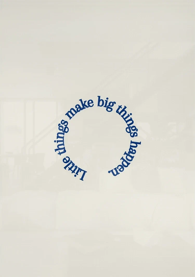 Kleinigkeiten inspirierendes Zitat Kreis Blau Beige Text Bild