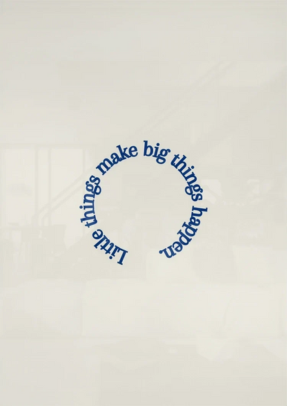 Kleinigkeiten inspirierendes Zitat Kreis Blau Beige Text Bild