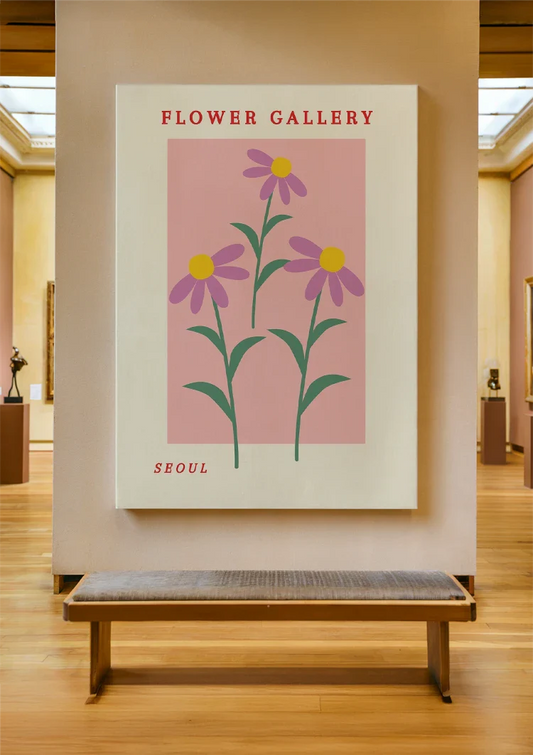 Gestileerde paarse bloemen canvas schilderij aan de muur in de hal