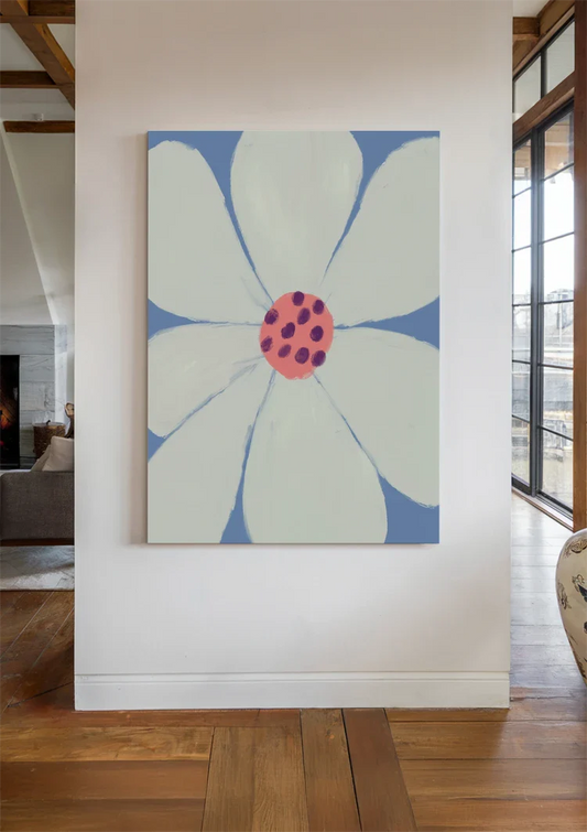 Witte bloem met rode stippen canvas schilderij aan de wand in de hal