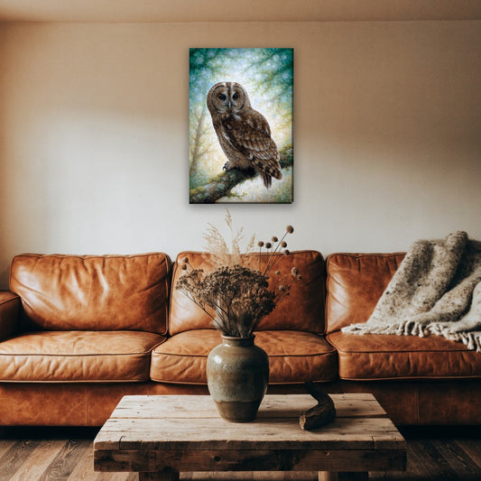 Bosuil op tak canvas schilderij aan de muur boven de bank in een landelijke woonkamer