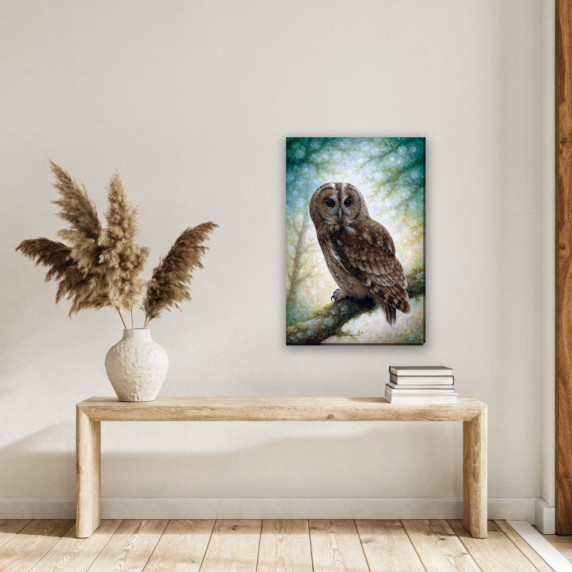 Bosuil op tak canvas schilderij aan de muur in de hal boven een houten bank