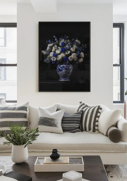 Delfts Blauwe Vaas Witte Rozen Blauwe Bloemen Zwarte Achtergrond Schilderij