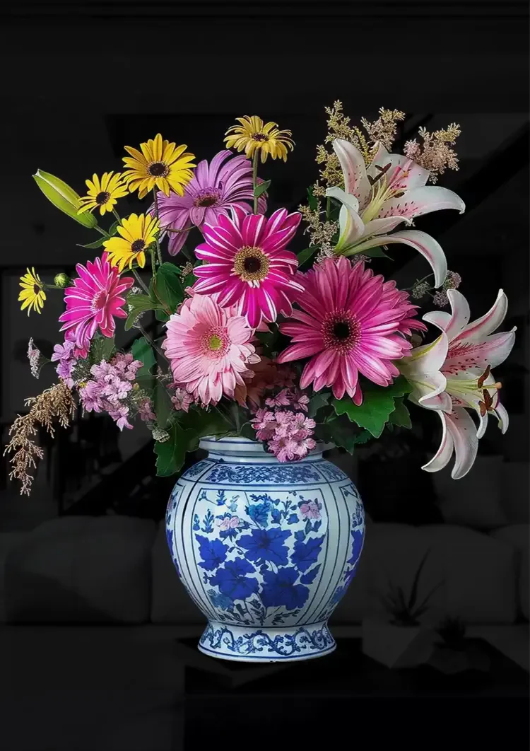 Kleurrijk Bloemboeket in Delfts Blauwe Vaas Donkere Achtergrond Schilderij