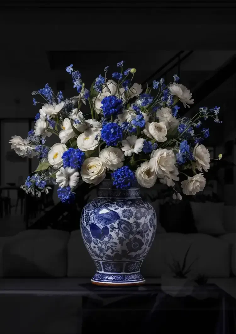 Delfts Blauwe Vaas Witte Rozen Blauwe Bloemen Zwarte Achtergrond Schilderij