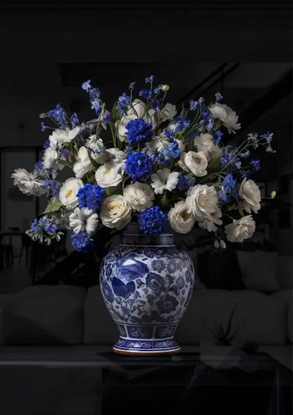 Delfts Blauwe Vaas Witte Rozen Blauwe Bloemen Zwarte Achtergrond Schilderij