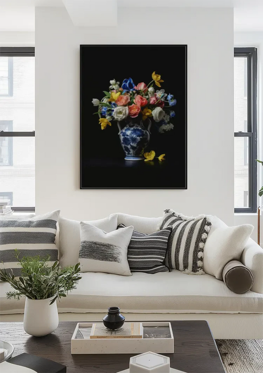 Bloemen canvas schilderij hangt aan de muur in de hal
