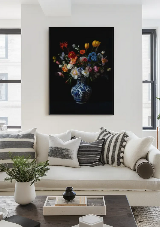 Delfts blauwe vaas met tulpen canvas schilderij boven het bed in de slaapkamer.