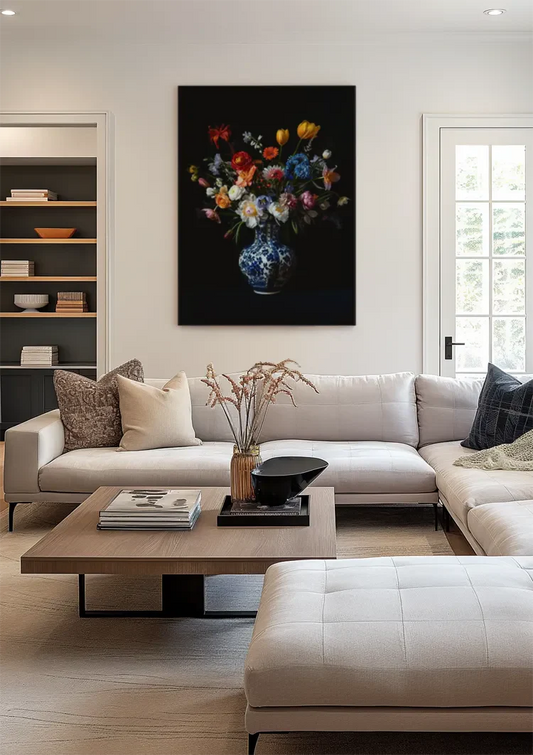 Delfts blauwe vaas met tulpen canvas schilderij aan de muur in de hal.