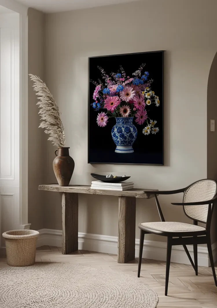 Roze Gerbera Blauwe Korenbloemen in Delfts Blauwe Vaas Donker Schilderij