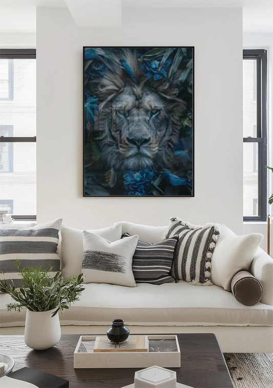 Leeuw met blauwe bloemen canvas schilderij aan de muur in de hal