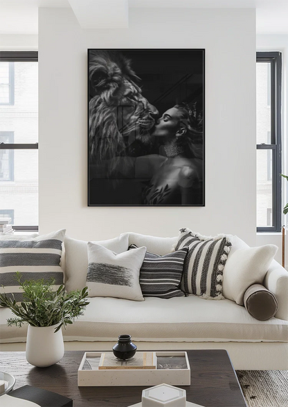 Vrouw en Leeuw Intimiteit Zwart Wit Krachtig Portret Schilderij