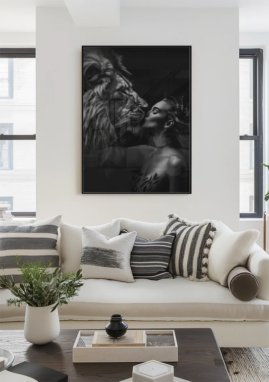 Vrouw en leeuw canvas schilderij aan de muur bij de voordeur in de hal