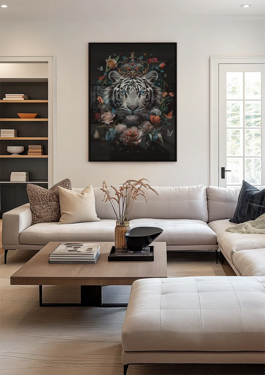 Tijger met bloemenkroon canvas schilderij aan de muur in de ruime hal