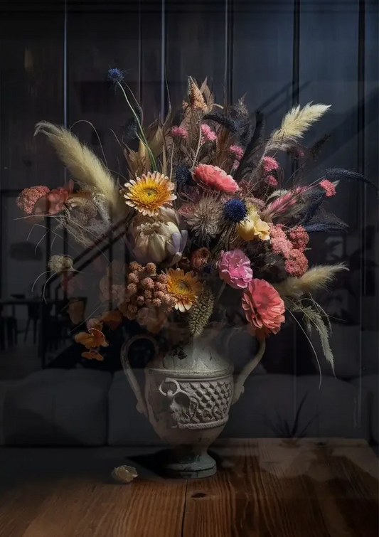 Bloemstuk in een klassieke urn canvas schilderij boven het bed in de slaapkamer