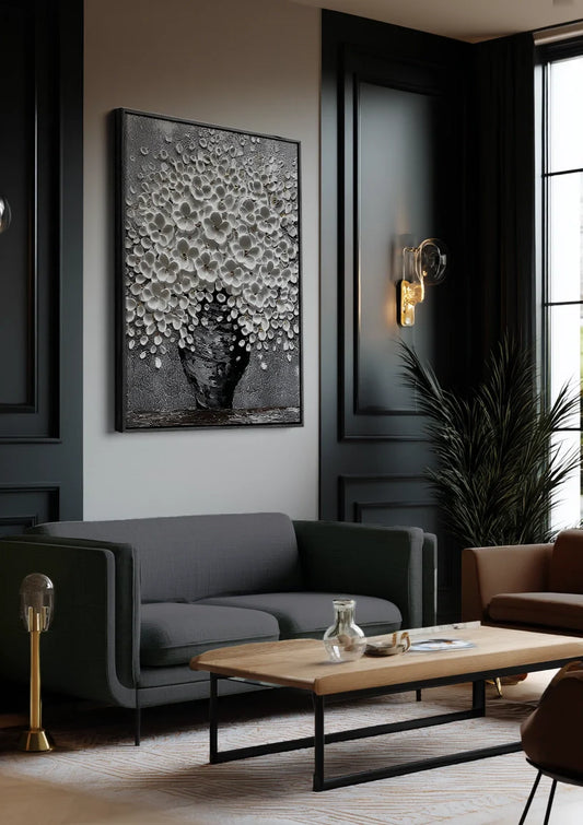 Bloemen canvas schilderij aan de muur in een lichte hal bij de voordeur