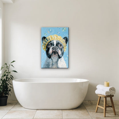 Franse bulldog met badmuts canvas schilderij aan de muur in de badkamer boven het bad