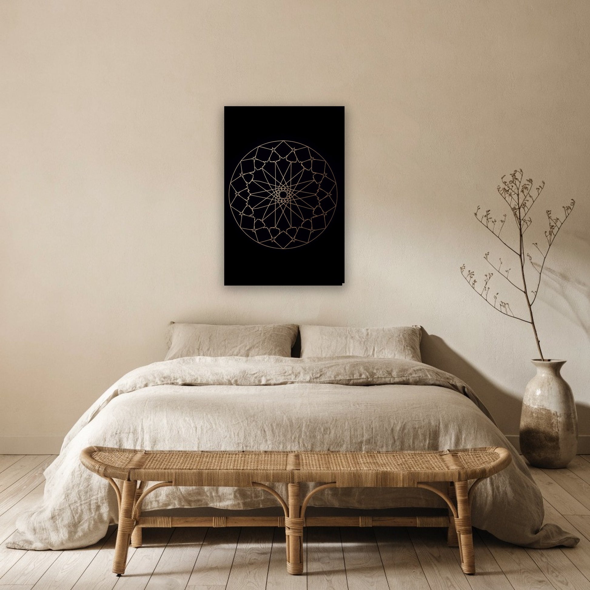 Gouden geometrische cirkel canvas schilderij aan de muur boven het bed in de slaapkamer