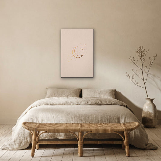 Halve maan en sterren canvas schilderij aan de muur boven het bed in de slaapkamer