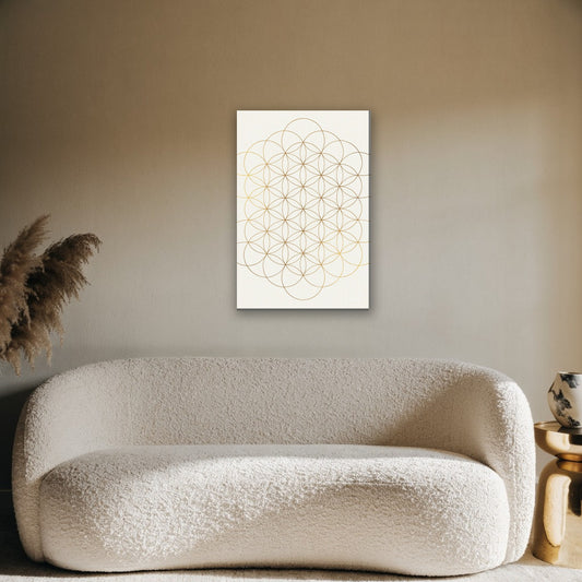 Heilige geometrie in goudlijn canvas schilderij aan de muur boven de bank in de woonkamer