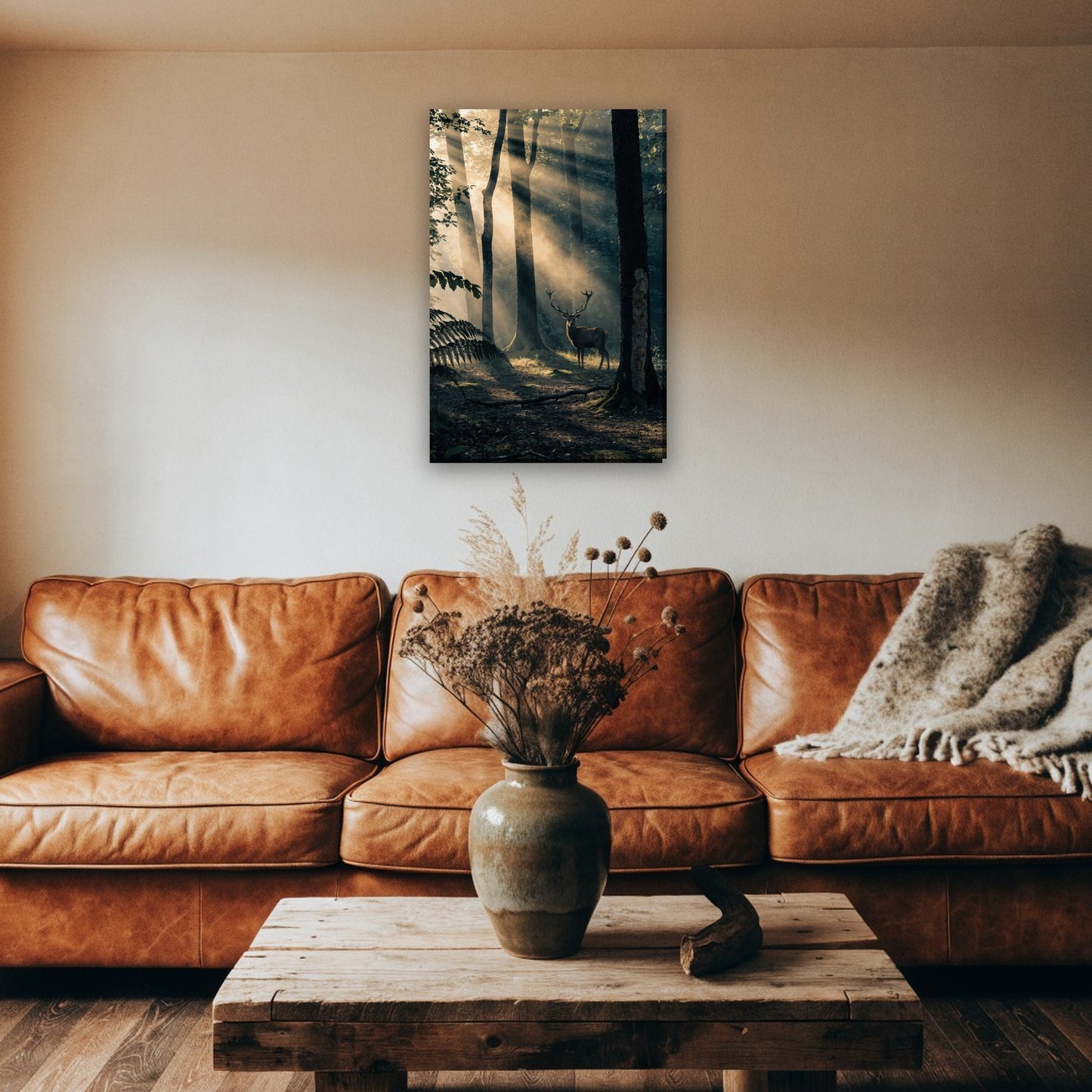 Hert in het mistige bos canvas schilderij aan de muur boven de bank in een landelijke woonkamer