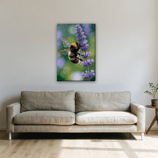 Hommel op lavendel canvas schilderij aan de muur boven de bank in de woonkamer