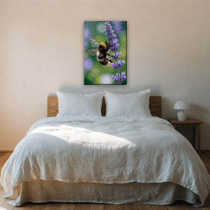 Hommel op lavendel canvas schilderij aan de muur boven het bed in de slaapkamer