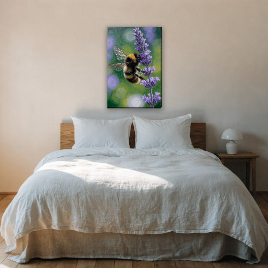 Hommel op lavendel canvas schilderij aan de muur boven het bed in de slaapkamer