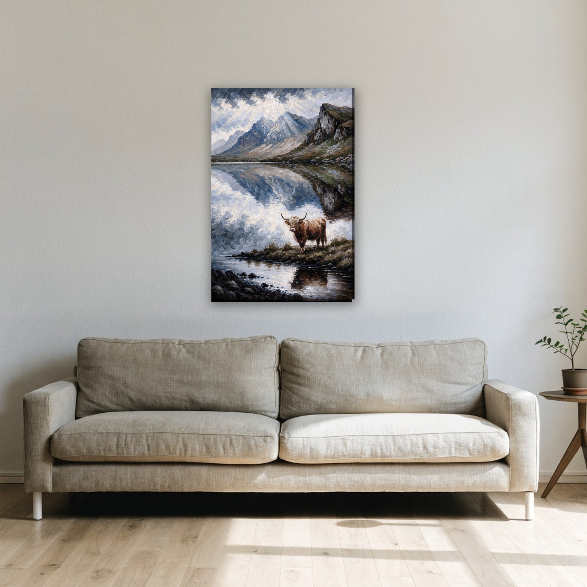 Hooglander bij een Schots meer canvas schilderij aan de muur boven de bank in de woonkamer