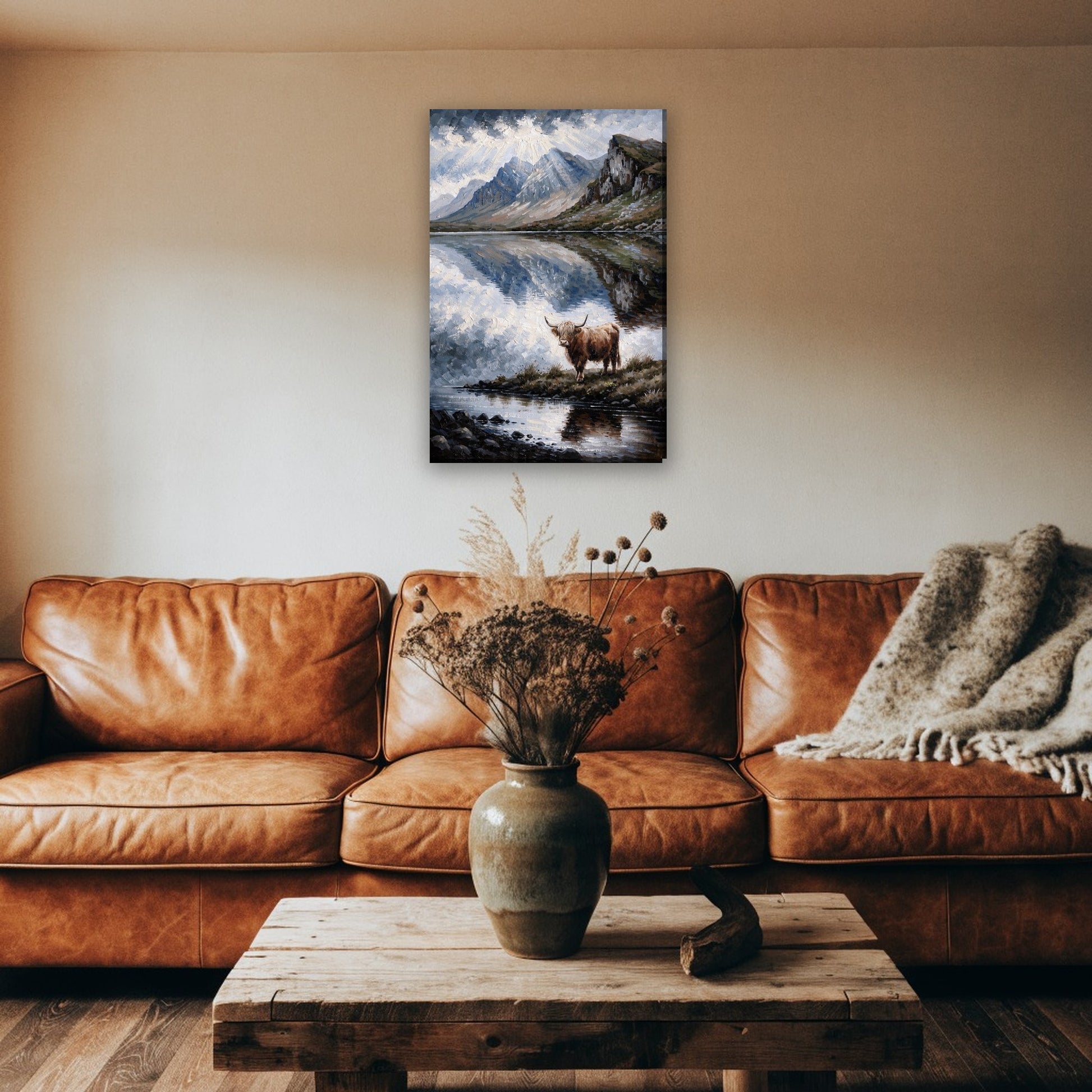 Hooglander bij een Schots meer canvas schilderij aan de muur boven de bank in een landelijke woonkamer