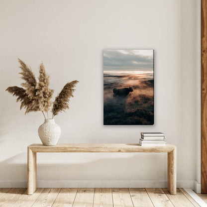 Hooglander in de mist canvas schilderij aan de muur in de hal boven een houten bank