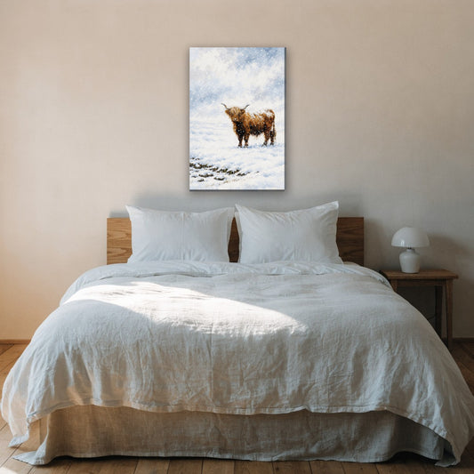 Hooglander in de sneeuw canvas schilderij aan de muur boven het bed in de slaapkamer