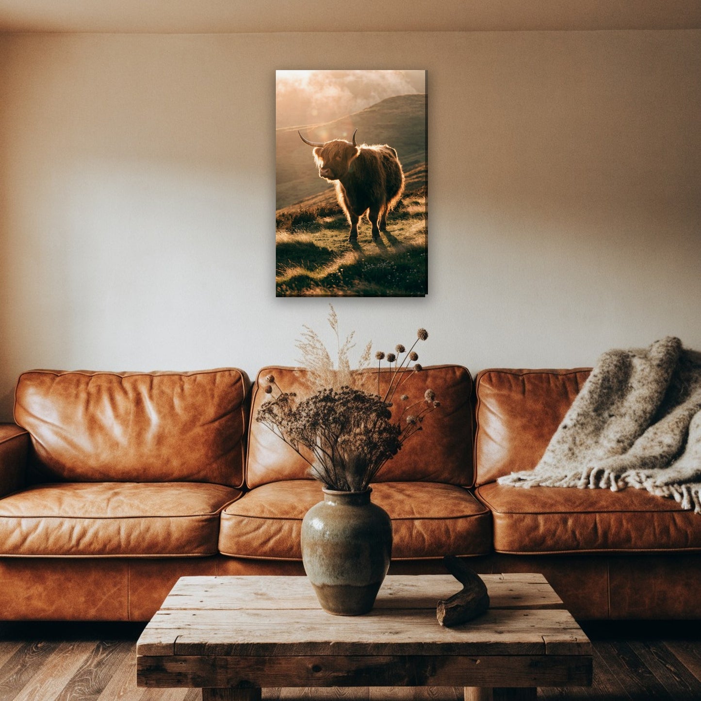 Hooglander in gouden avondlicht canvas schilderij aan de muur boven de bank in een landelijke woonkamer
