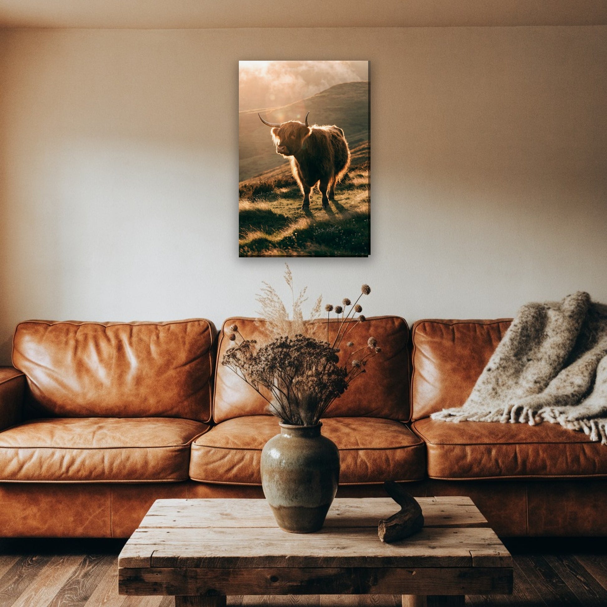 Hooglander in gouden avondlicht canvas schilderij aan de muur boven de bank in een landelijke woonkamer