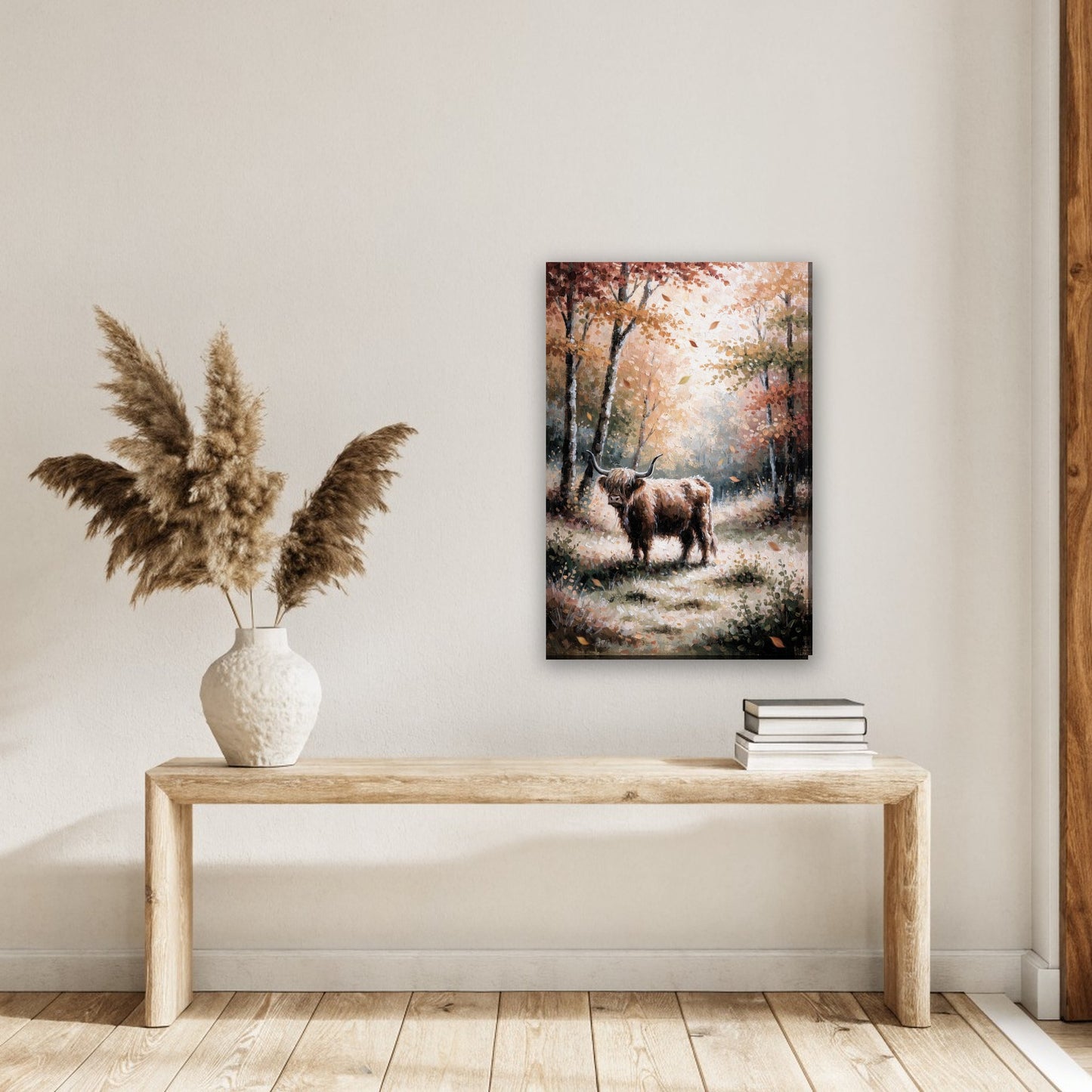 Hooglander in herfstkleuren canvas schilderij aan de muur in de hal boven een houten bank