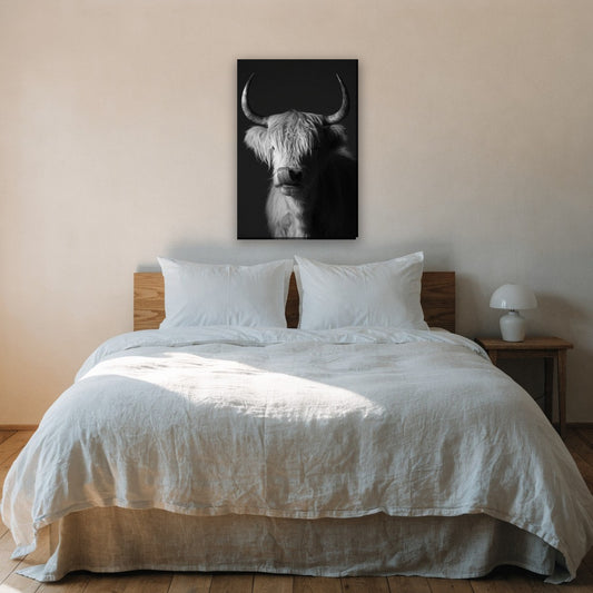 Hooglander in zwart wit canvas schilderij aan de muur boven het bed in de slaapkamer