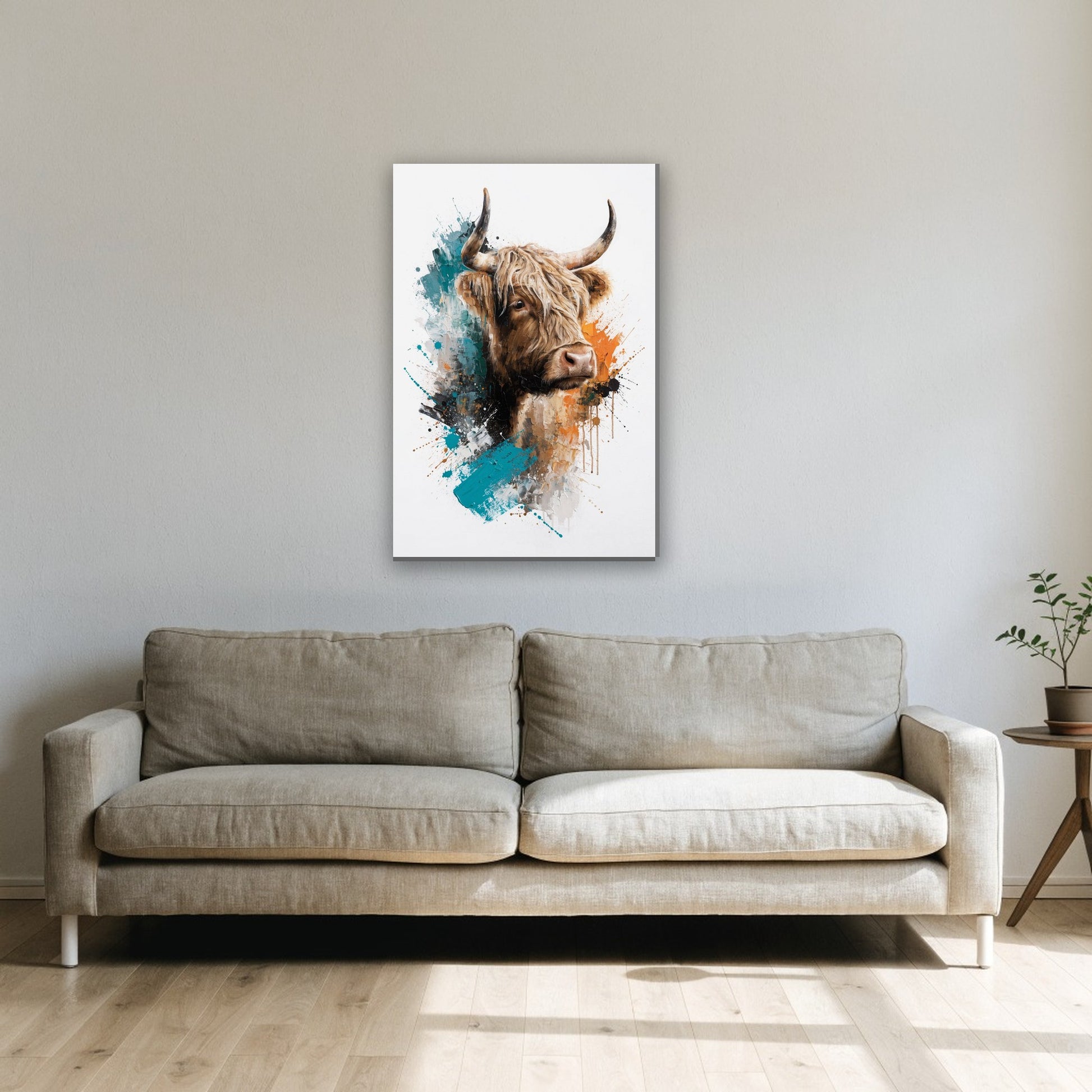 Hooglander met abstracte verfstreken canvas schilderij aan de muur boven de bank in de woonkamer