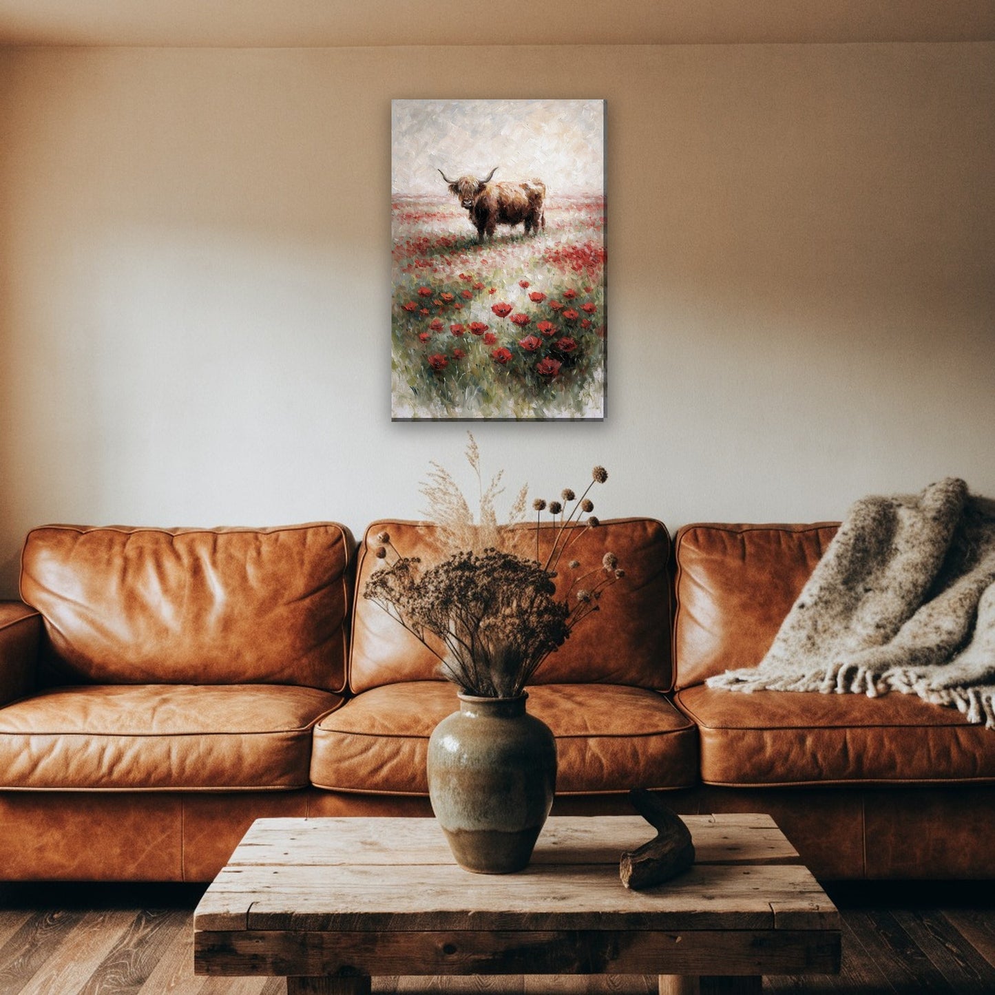 Hooglander met klaprozen canvas schilderij aan de muur boven de bank in een landelijke woonkamer