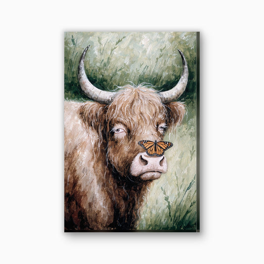 Hooglander met vlinder op zijn neus canvas schilderij in oranje en zachtgroen