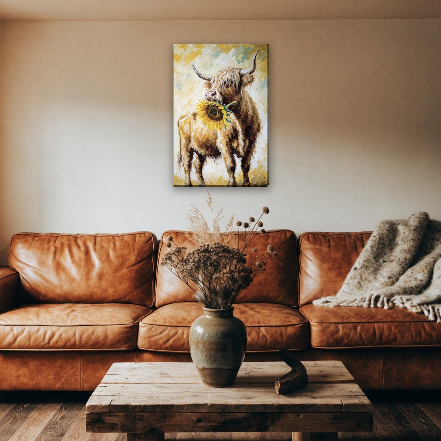 Hooglander met zonnebloem canvas schilderij aan de muur boven de bank in een landelijke woonkamer
